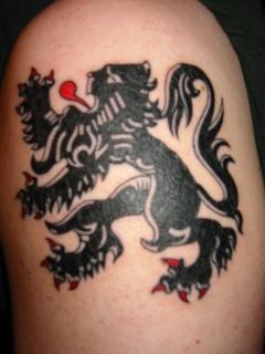 Tattoo of the flag of Flanders on Pete's biceps